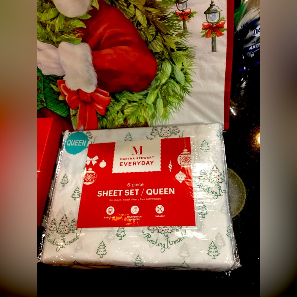 New Queen Size, Martha Stuart Rockin’ Around the Christmas Tree Sheet Set